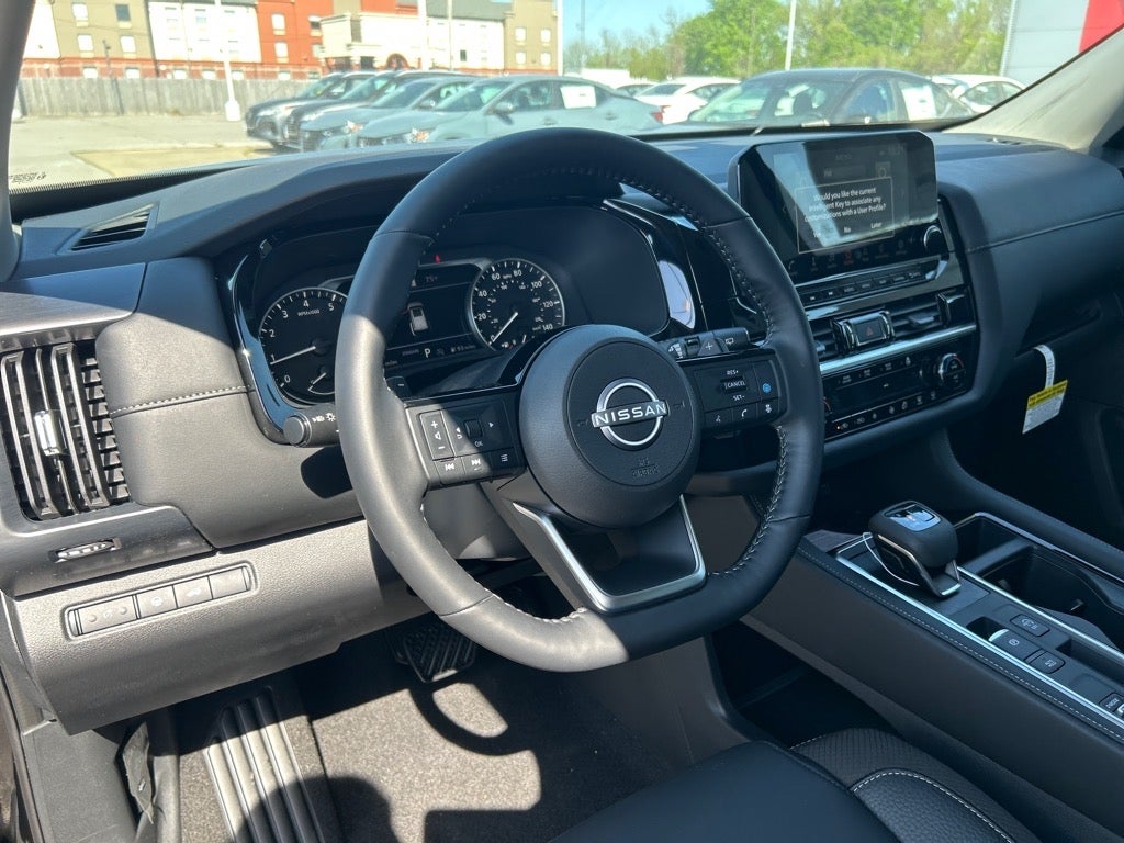 2025 Nissan Pathfinder SL